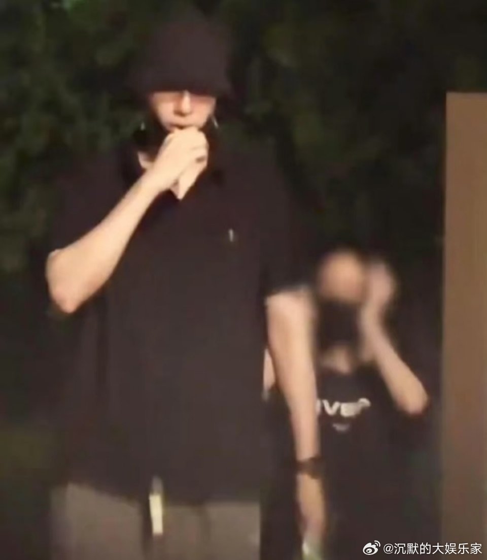 胡一天田曦薇的新剧刚开机6天就被曝新恋情。从视频里看，胡一天身着休闲装，戴着口罩