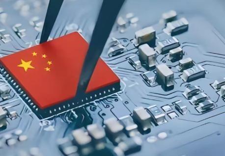 中美芯片大战，日本人发现了一个大“秘密”！美国靠着尖端芯片硬磕中国，而中国呢，却