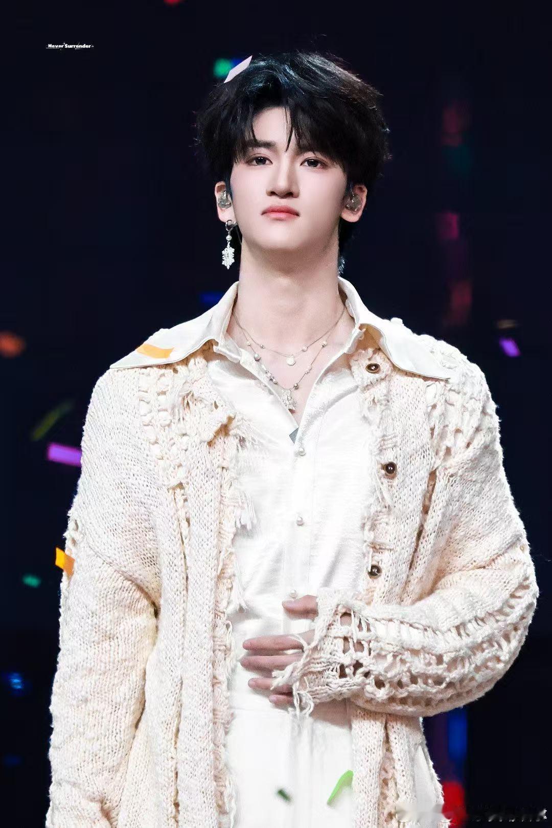 邓佳鑫 好听 终于等到邓佳鑫炸裂高音舞台，稳到挑不出毛病，既有穿透力又不失情感，