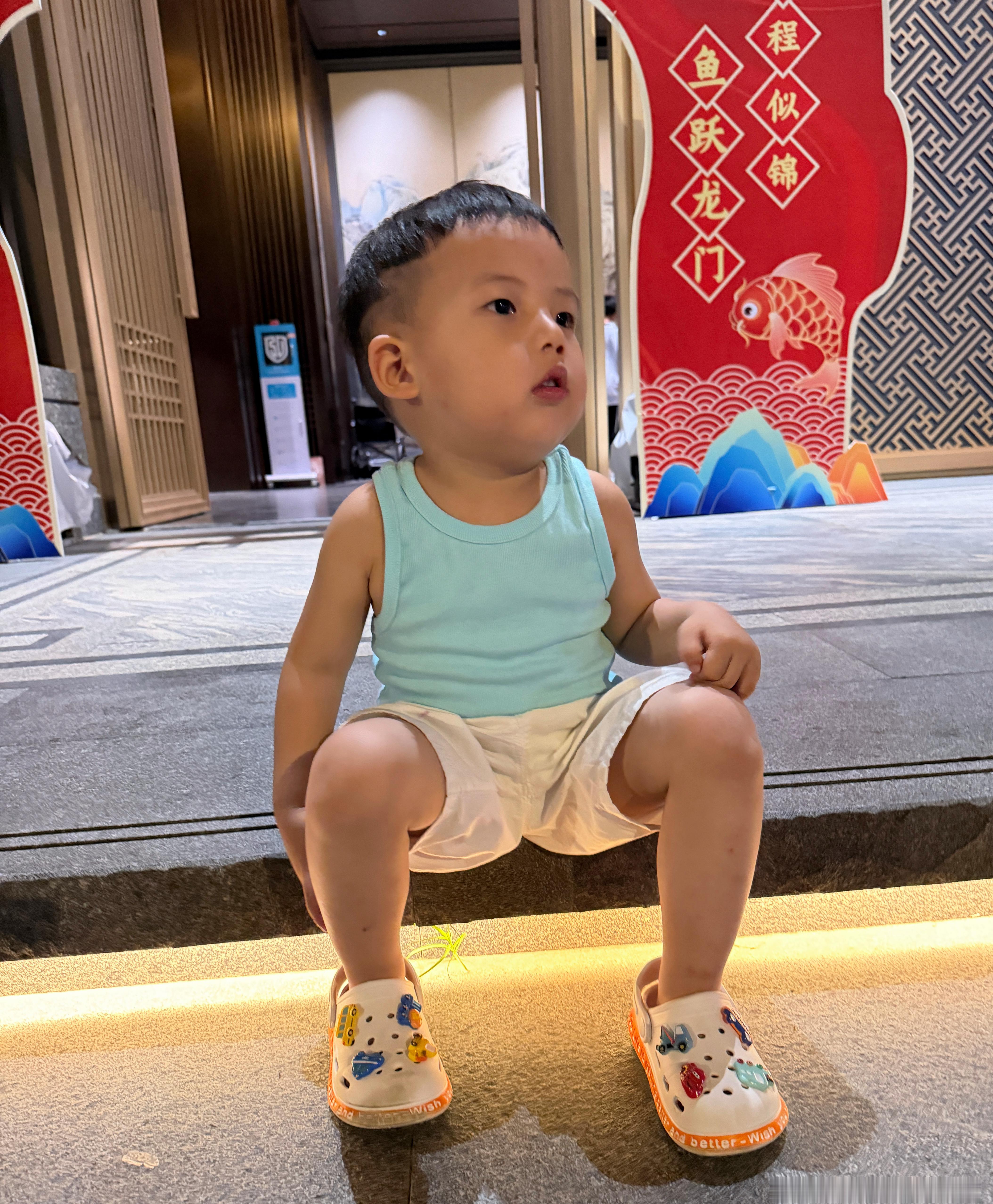 刚告诉阿琛一个好消息，一个坏消息。好消息：明天早上给阿琛请假一小时，可以少上一小