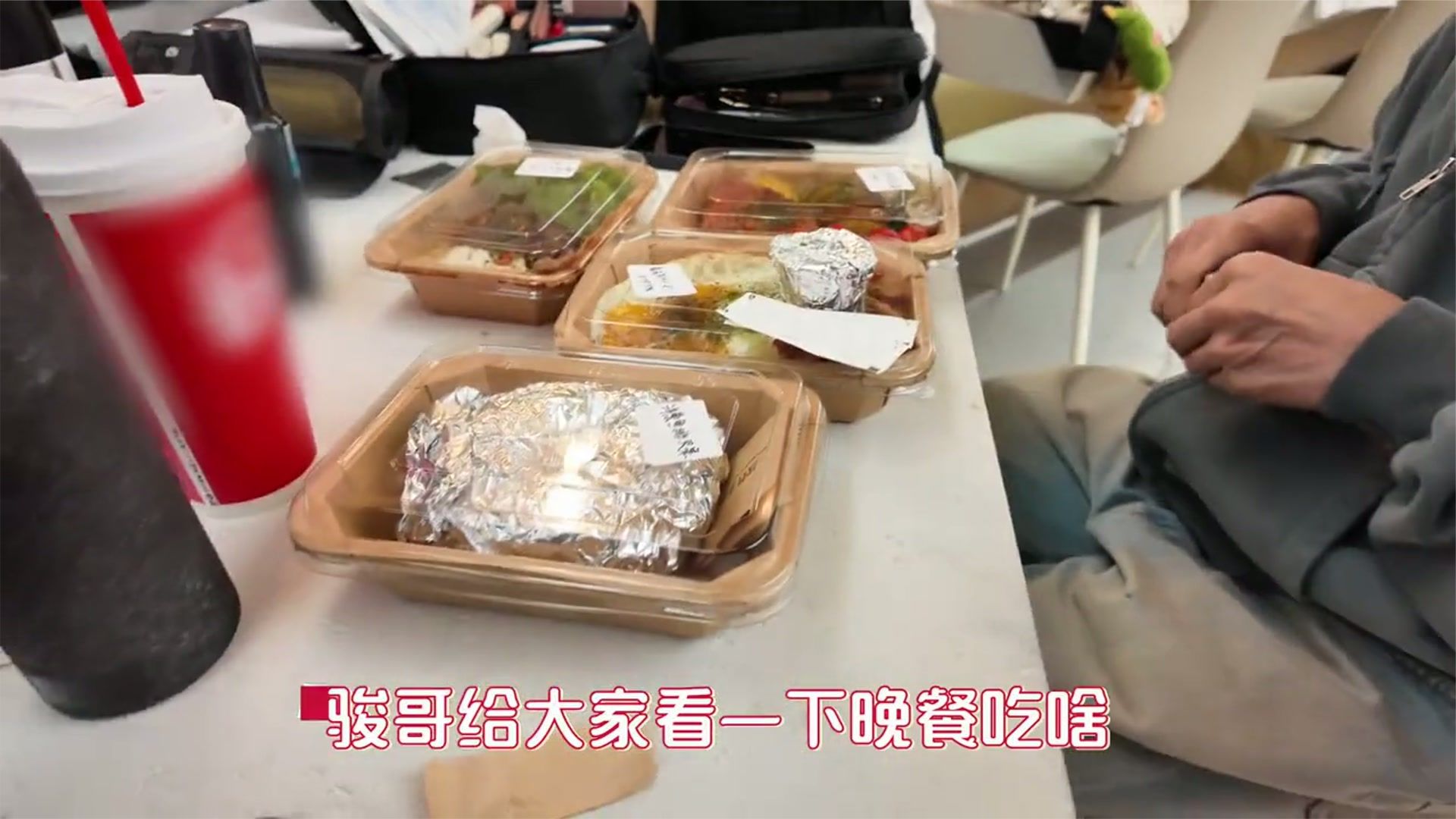 曹骏披哥后台晚餐实录！家里人也一直提醒他要好好吃饭！#曹骏