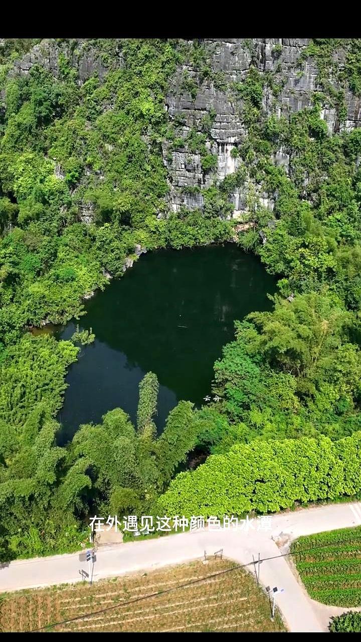 听哥一句劝，遇见这种水潭千万不要靠近。
 

那幽蓝的水面下藏着看不见的深渊，老