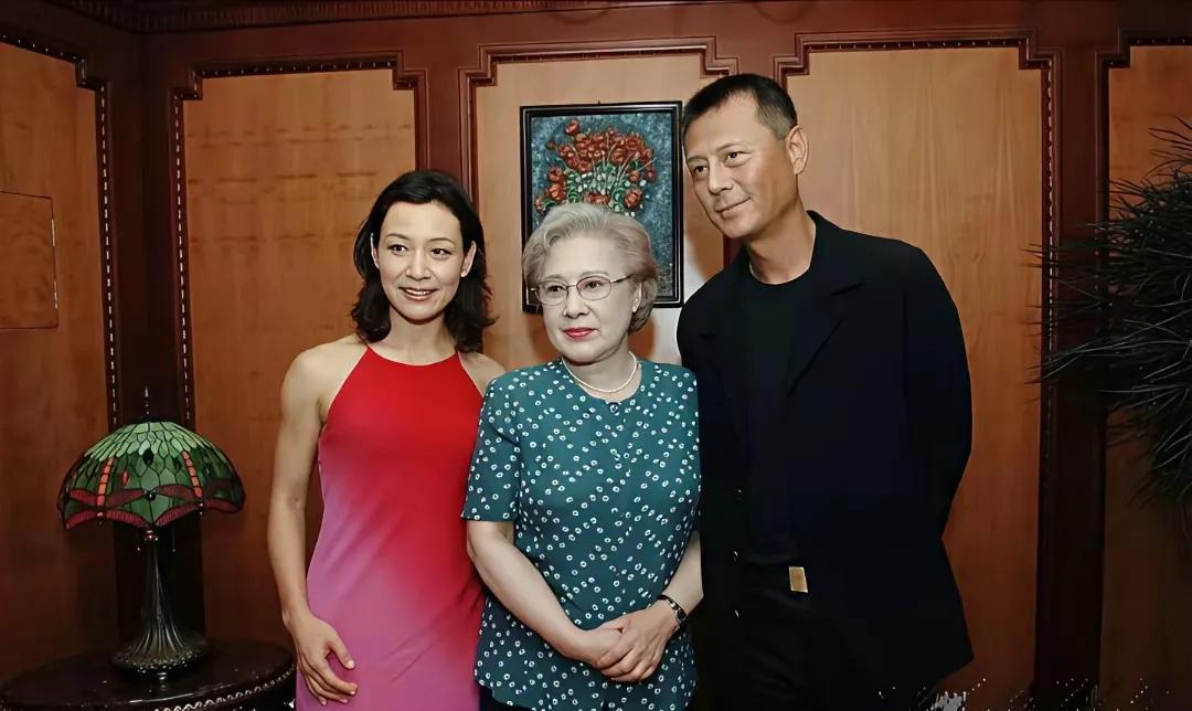 照片中的三位大家可能只能认识出两位，旁边的这位男士是谁呢？看着比较面熟，但又想不