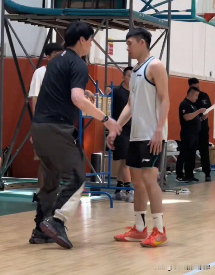 山东男篮肯定是要力争前四，但是这一组球队实力都很强，河南男篮实力稍微弱一些。山东