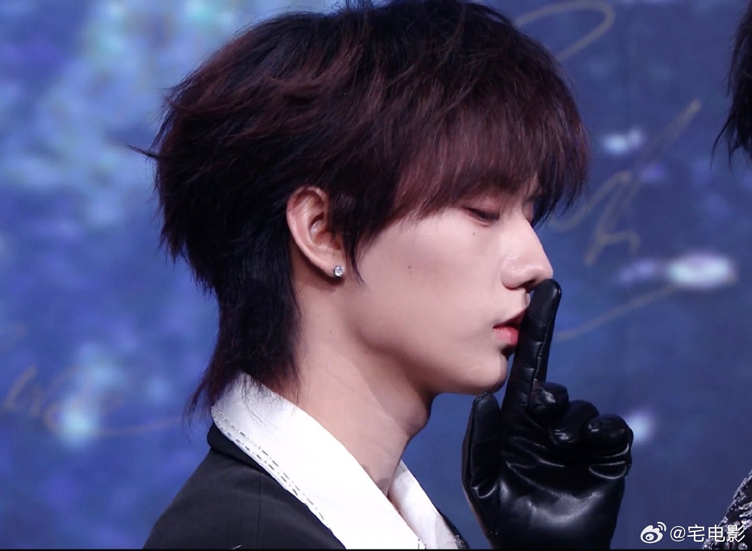 张子墨cos纪律委员 笑不活了！张子墨走红毯把 “嘘” 焊在手上了，妥妥的纪律委