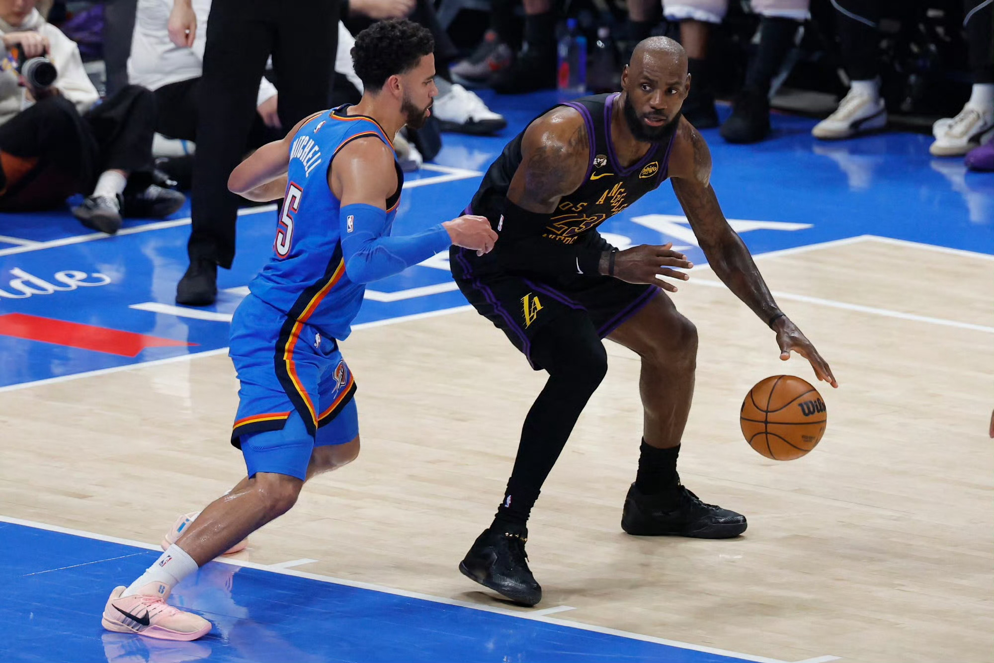 詹姆斯本赛季场均出手15.2次，打了56场比赛。出手次数高于15次的比赛正好是出