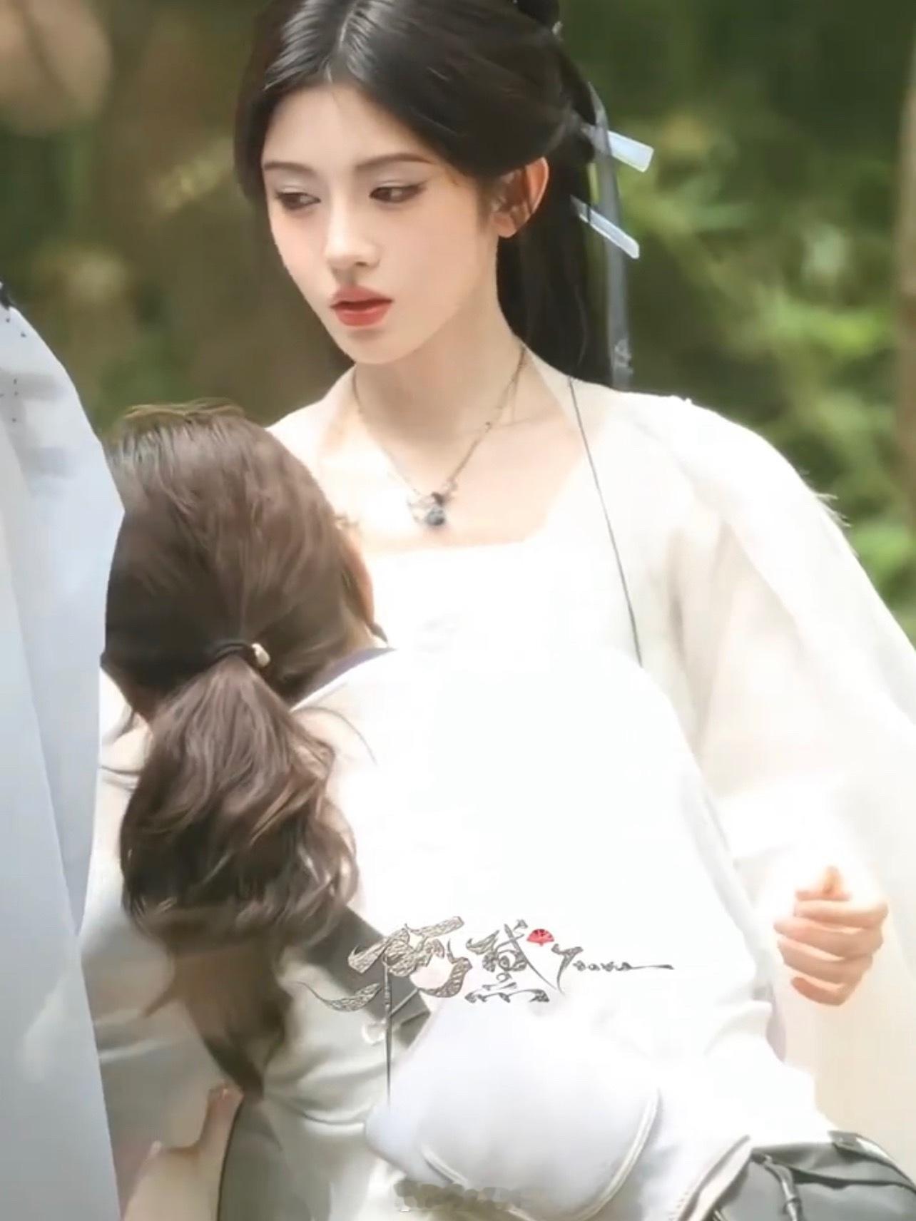 鞠婧祎来战白衣蓝色眼影造型路透今日份的鞠婧祎，美到发光啊！鞠婧祎在电视剧《来战》