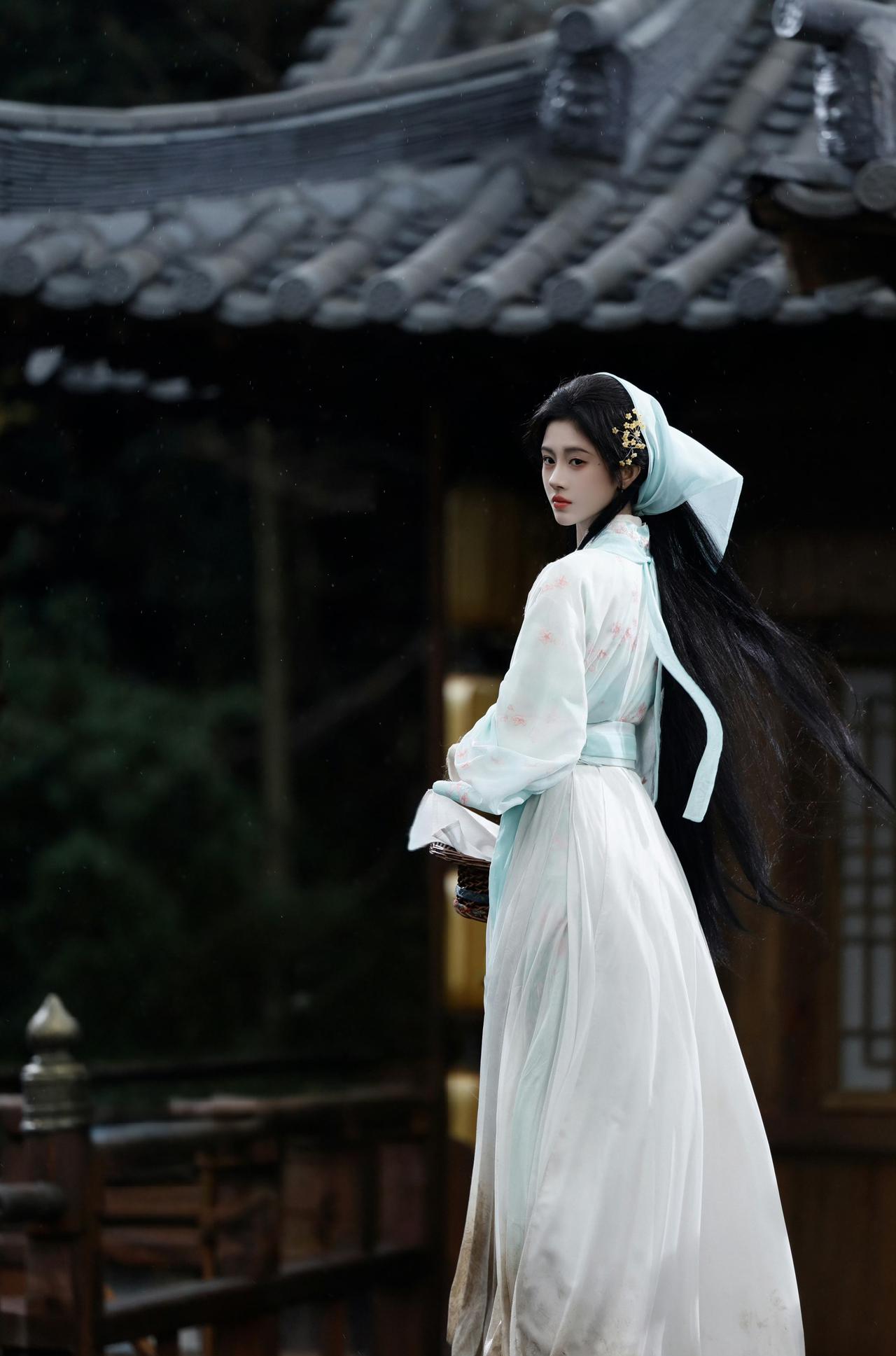 细雨落古檐，青衫映素年。
一回眸，便是千年旧梦，落入人间。
竹篮轻挽，长发扶风，