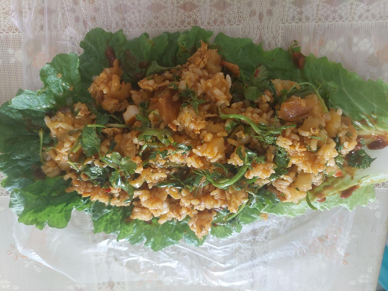 东北简易饭包来了。

上次有友友问：饭包是啥？

统一回答：大白菜叶包上米饭各类