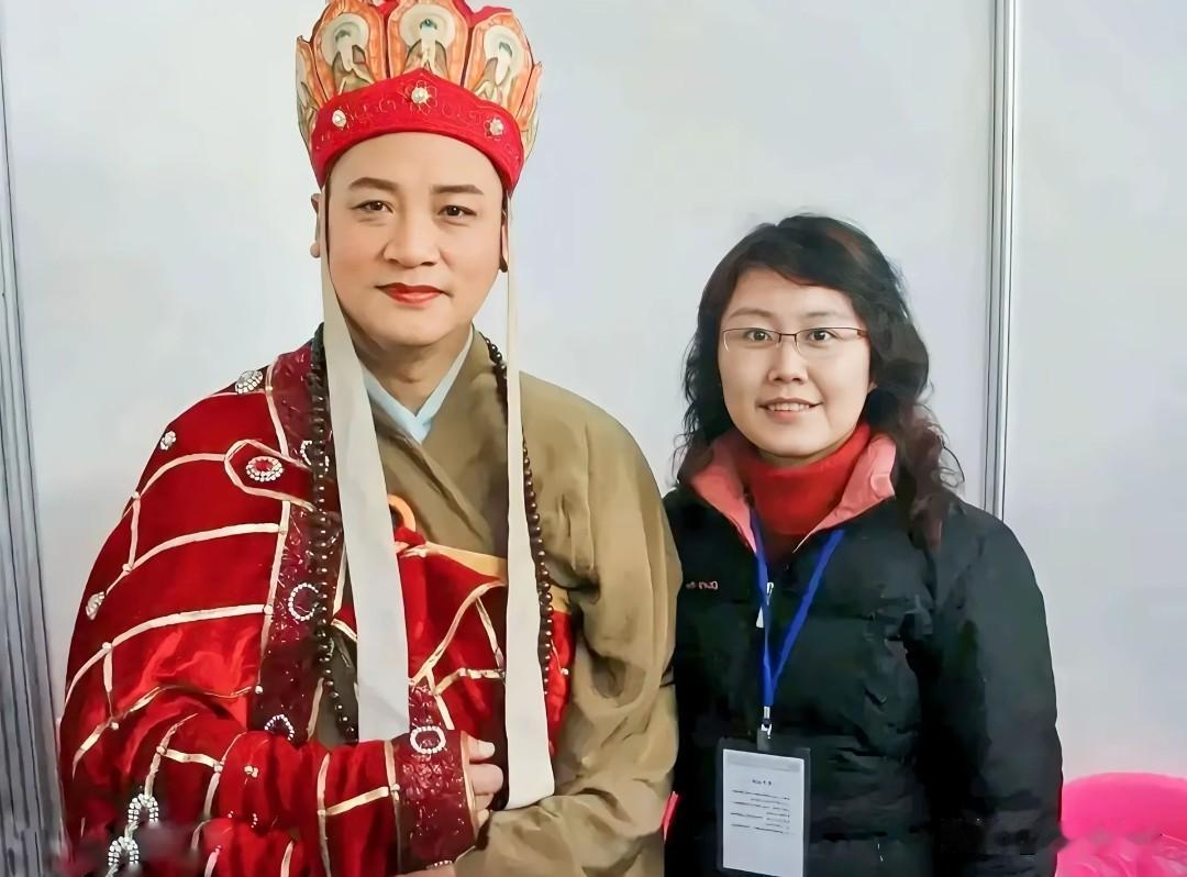 离谱！网传陈丽华迟重瑞年轻时合照，并非陈本人，当事人姓卢
 
近日，一张标注“1