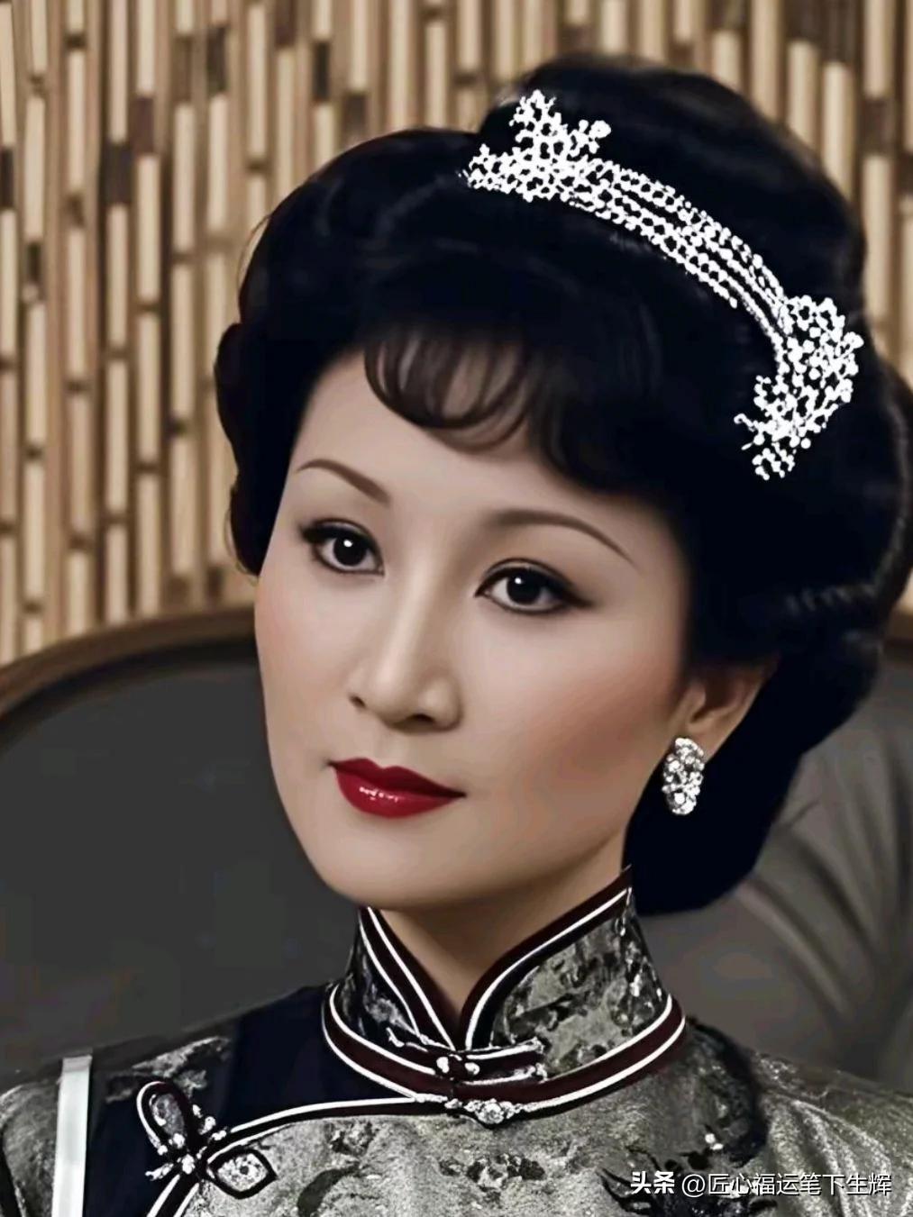 谢婷婷完美复刻了母亲狄波拉的高颜值，翻看照片能清晰看出，母女二人五官轮廓几乎一模