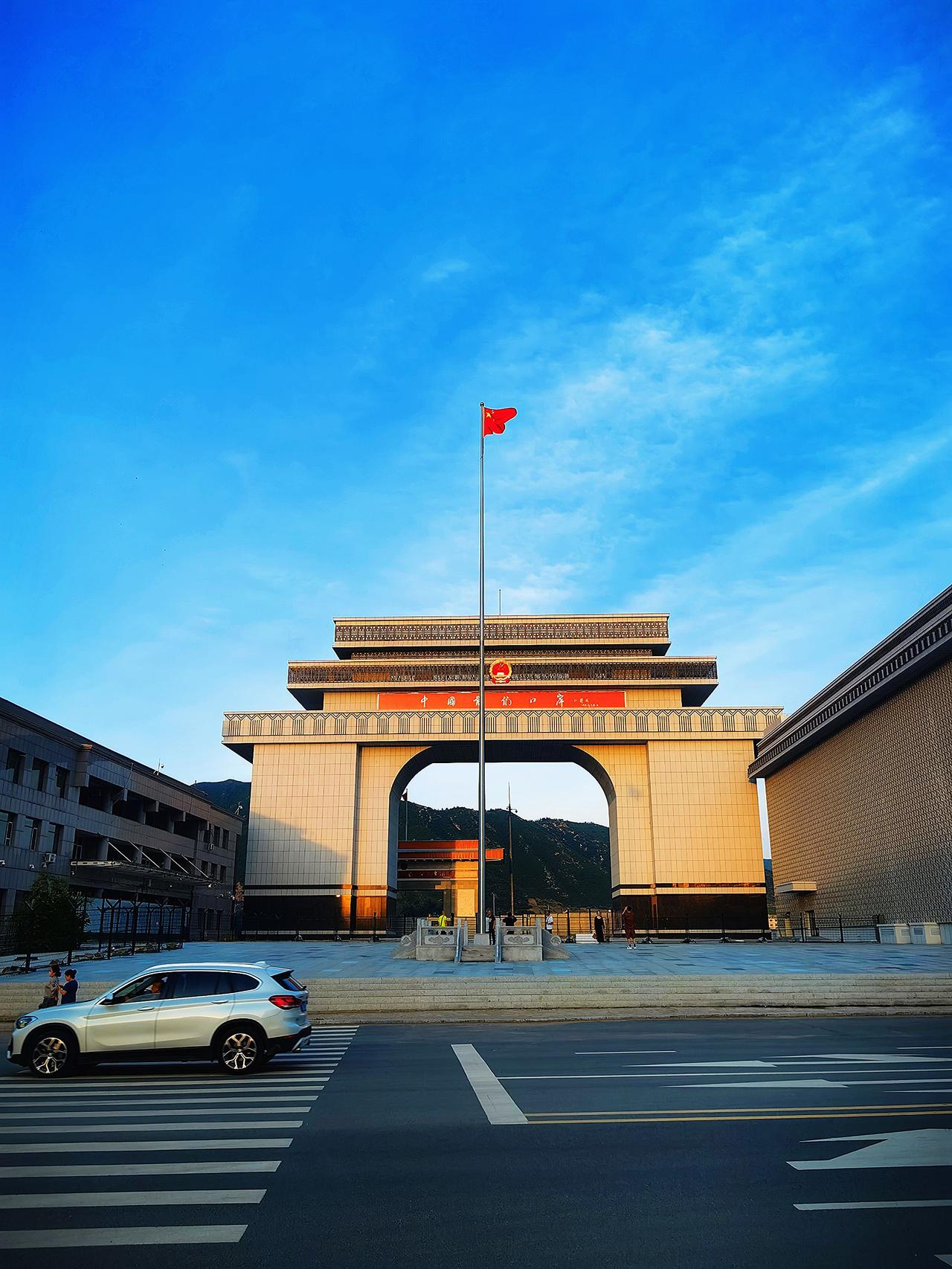 站在图们国门前，一面国旗，一座国门，一边是祖国，一边是他乡。这一刻才真正明白，什