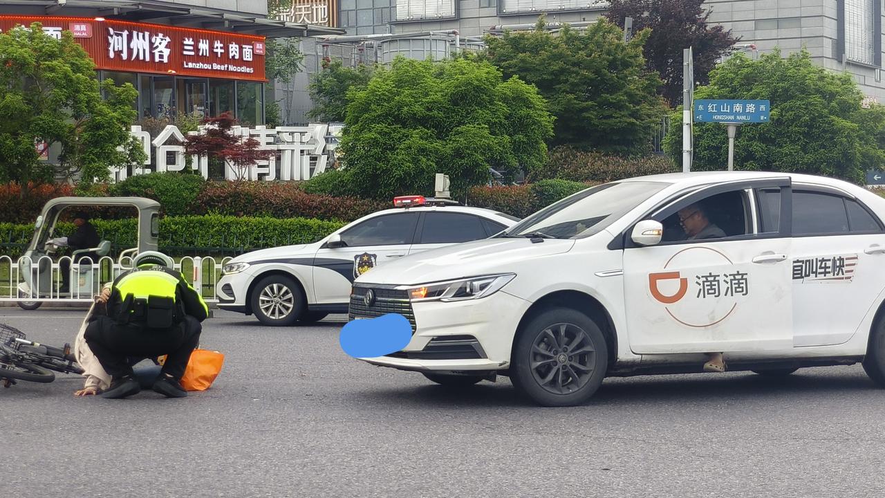 突发：4月16日早上7：30，南京鼓楼区黄家圩右拐进红山南路，一辆滴滴与骑电动车
