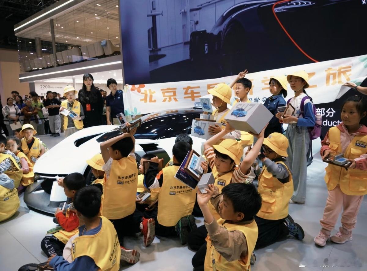 这群小朋友眼睛里是真的有光！！那种感觉大家懂吗就跟我当年去线下买到第一台iPho