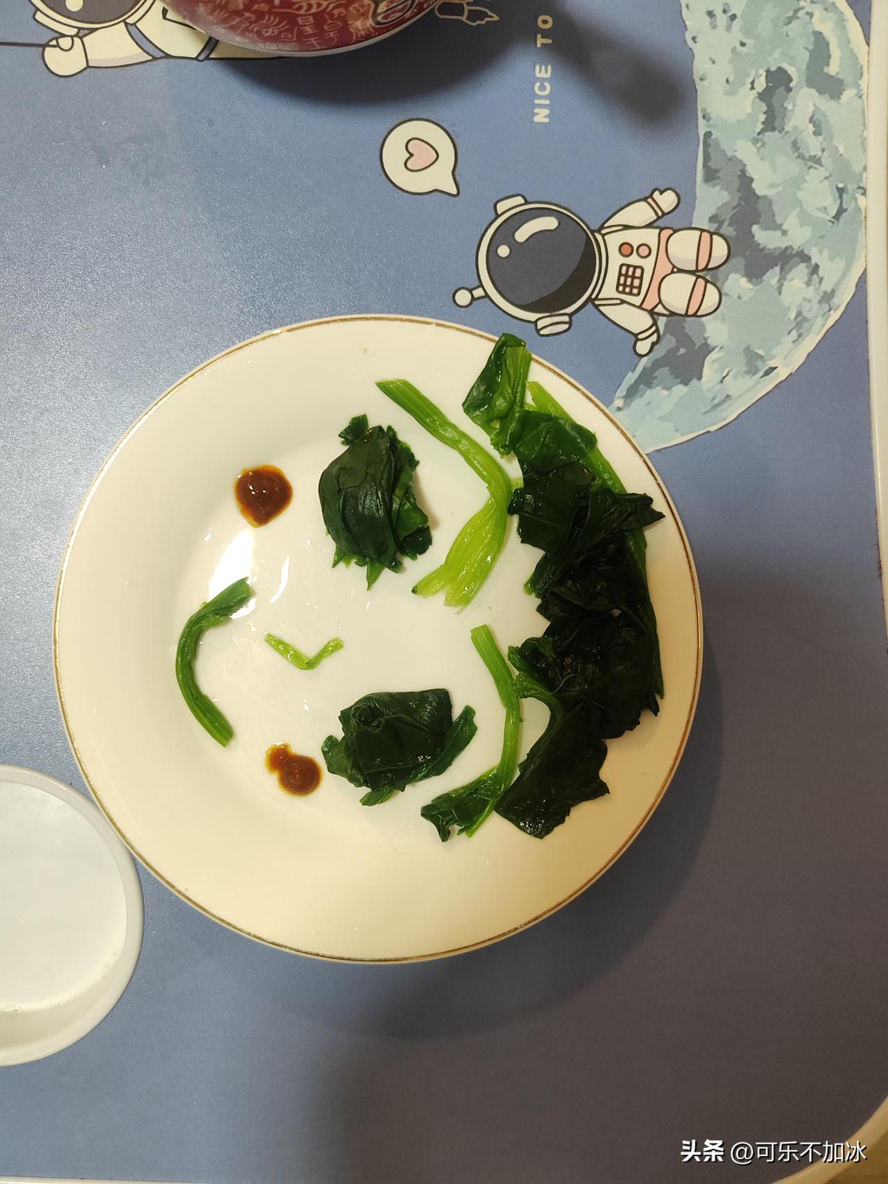 谁懂啊家人们！

我家娃以前见菠菜就皱眉头，喂一口能吐三分钟，我都快愁秃了。
 