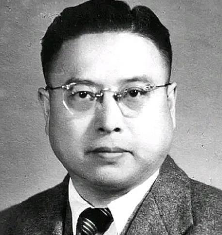 1949年，黄竞武被捕，敌人见他不屈服，就把他活埋，当泥土将他全部埋没时，敌人正
