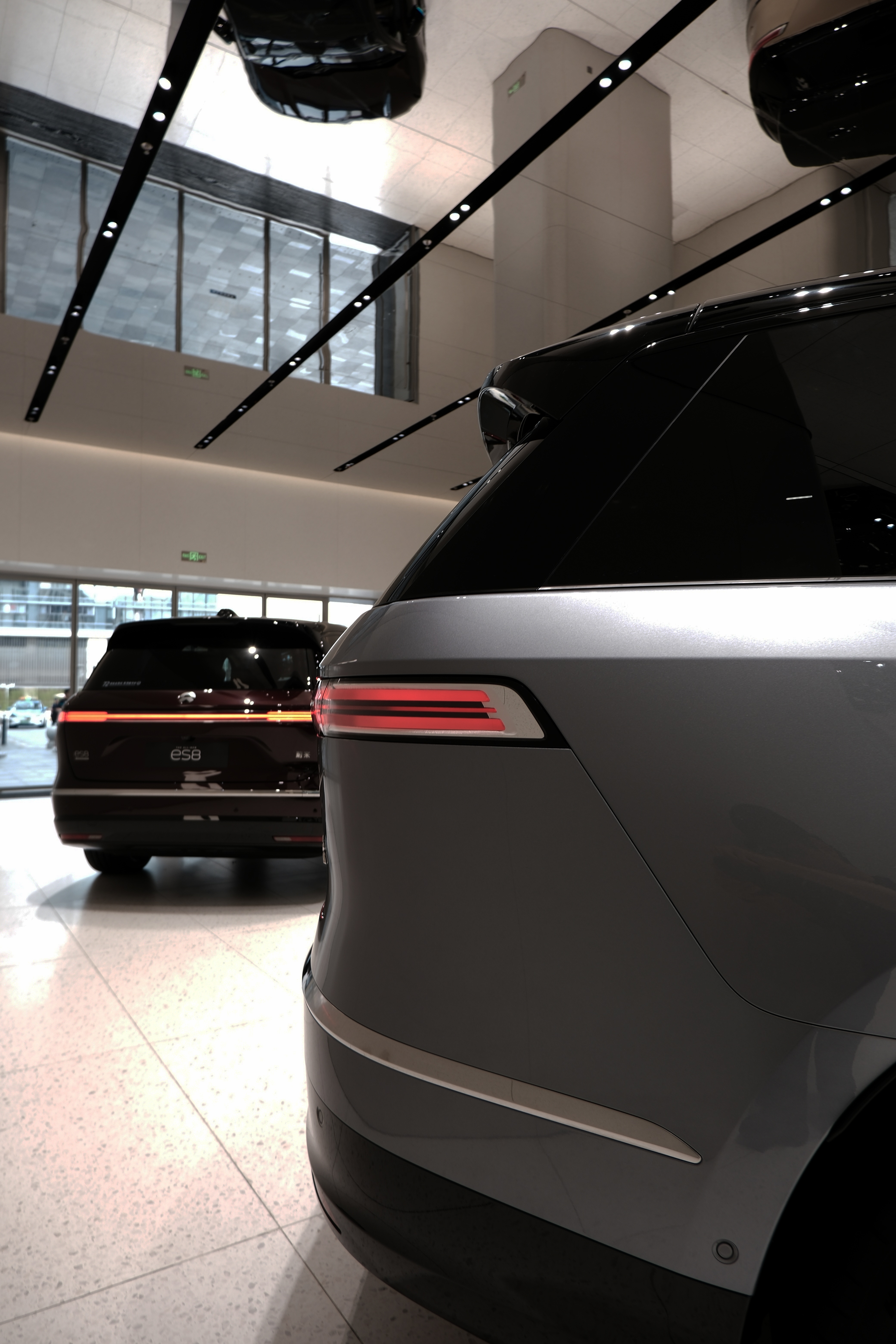 这才是蔚来的轮毂，科技感十足，人多的地方真应该走远点。大v聊车蔚来es9