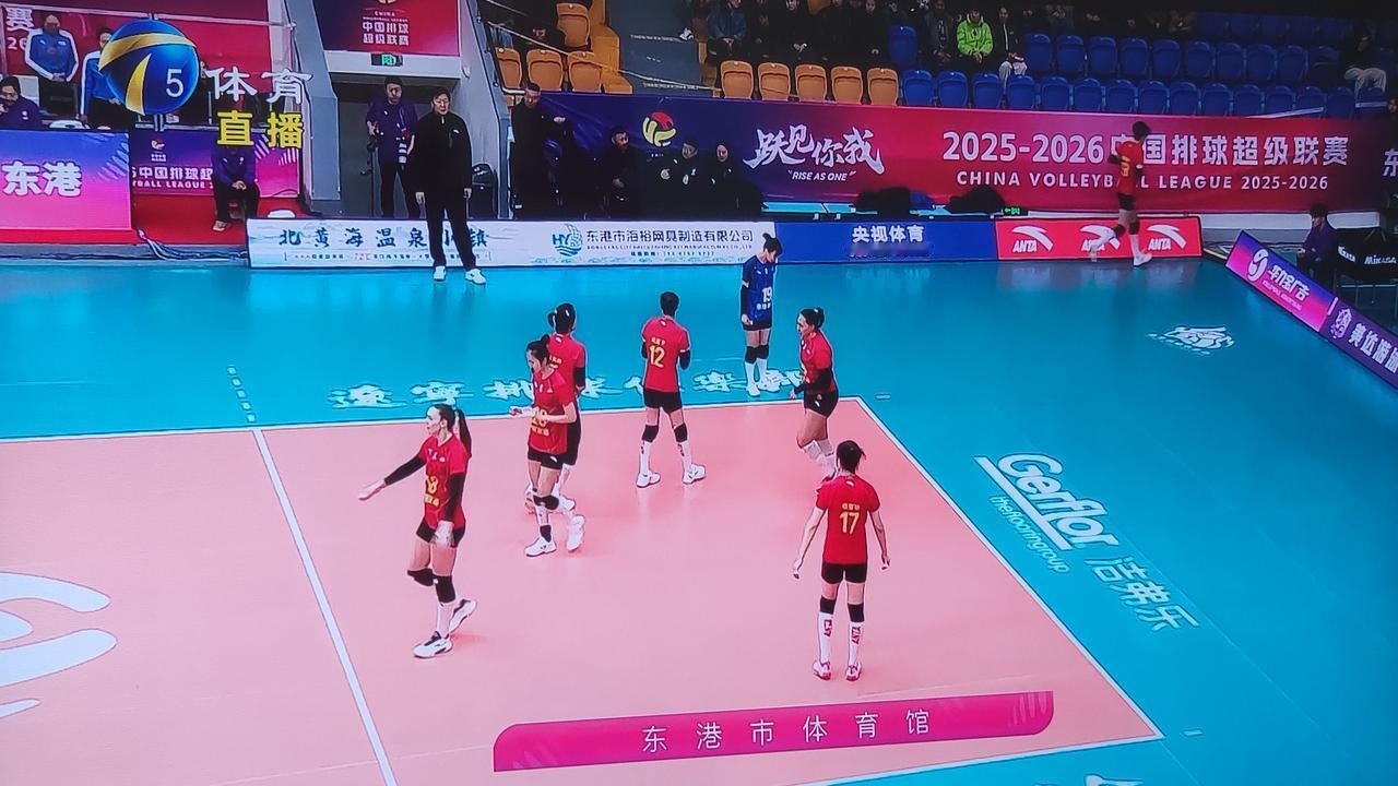 辽宁女排扳回一局比赛！第三局比赛天津女排出现起伏体能下降，辽宁女排趁机拿下第三局