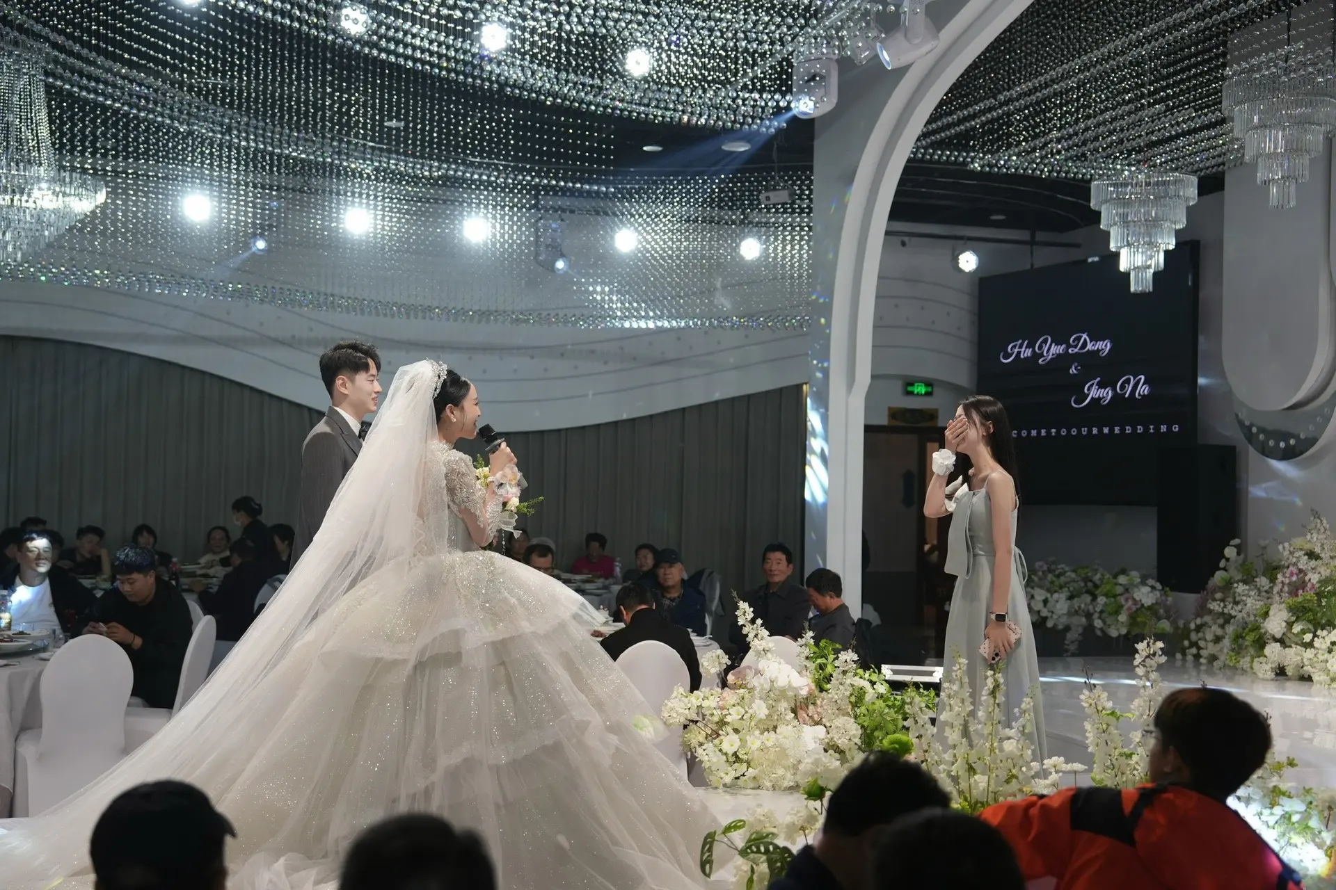 我就站在不远处  看着你幸福