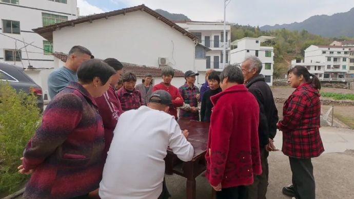 【丽水这些村民领到年终奖啦 】“2160元！”“1980元！”最近，青田高市乡东