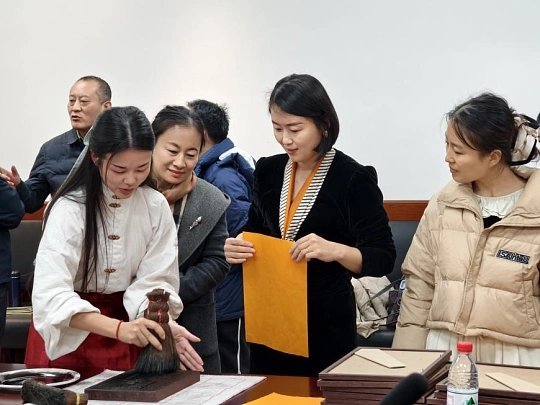 果然文化工作者一定要有文化文化工作者之所以必须具备文化，核心是其工作的本质与价值