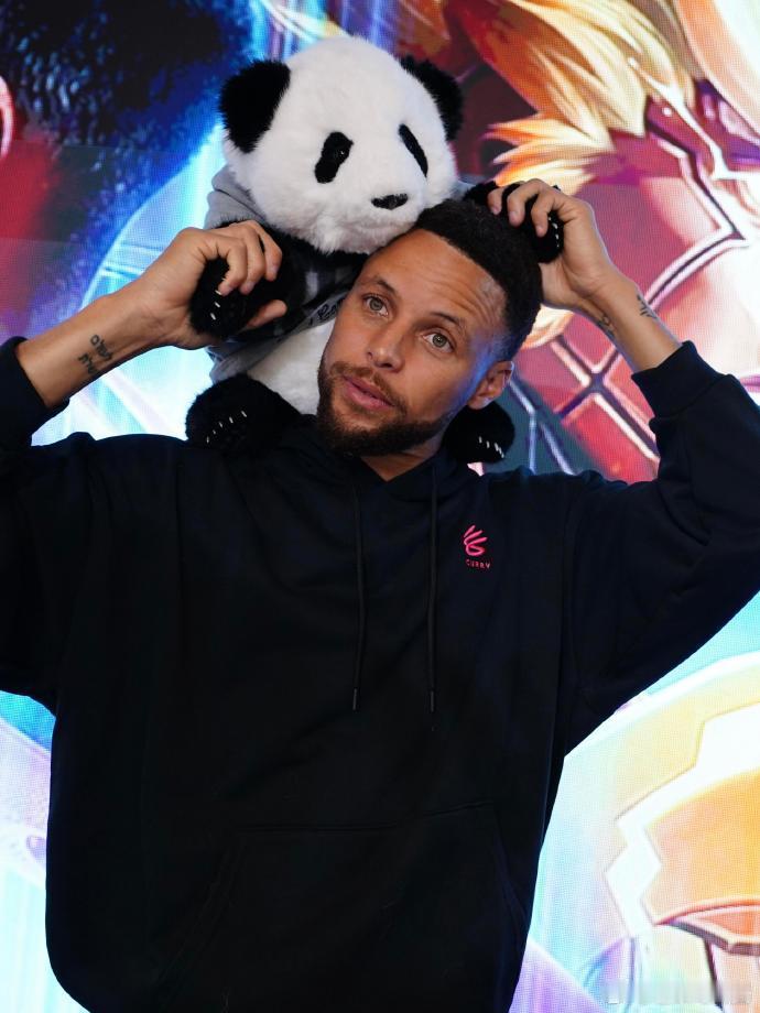 库里也来交熊猫税了  库里不愧是萌神，和熊猫同框的画面毫无违和感，上次中国行的熊