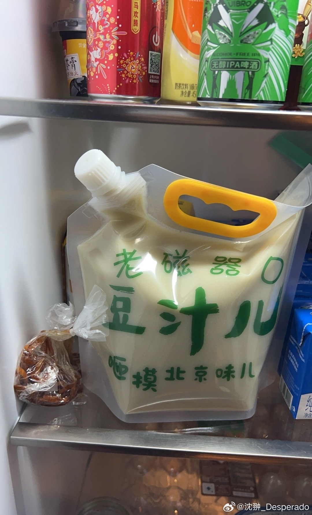 北京的天儿逐渐热了，豆汁儿又该屯上了。话说回来，我倒是想挑战一下黑芝麻胡同那个豆