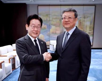 韩国总统李在明，对着央视的镜头，说了一句让很多人心里一紧的话。他说，过去那种“韩