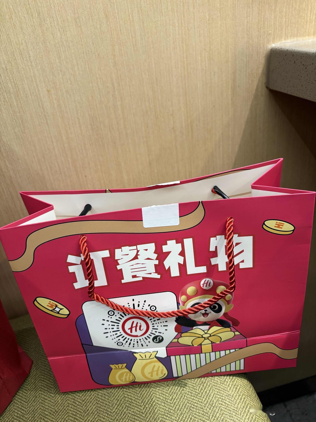 海底捞人气高的原因不仅仅是服务好，就连订餐都提前给你送小礼物，也是用心了，味道也