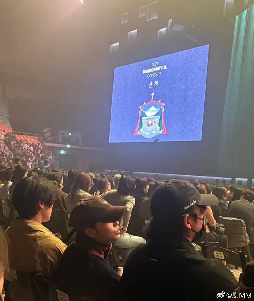 孔刘金高银李栋旭坐一起，这俩拍演唱会图还是一左一右 结果坐在一起！