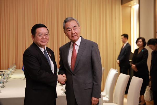 7月21日王毅在马尼拉见到东盟秘书长高金洪，正式提出要打造南海新叙事，这个说法听