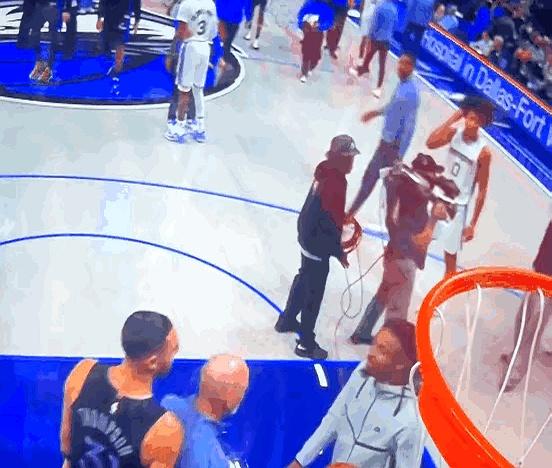 灰熊已经不需要莫兰特了！
 

球队的兄弟们在他缺席时打出了自己的配合，教练组也