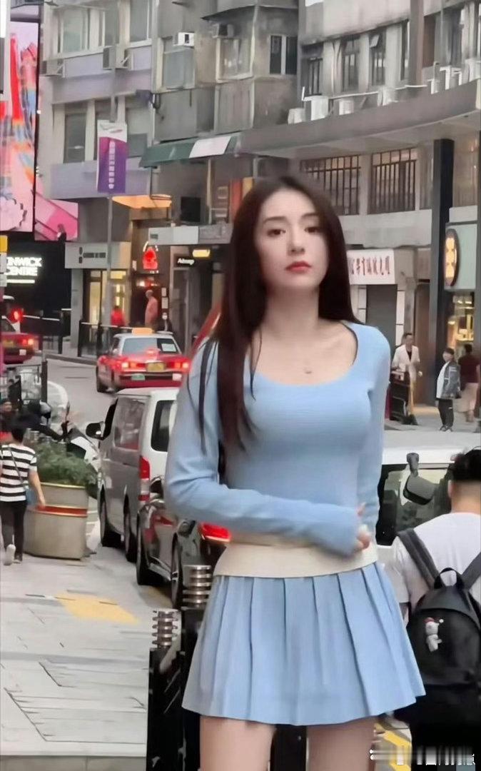 张柏芝街头氛围感拉满，一袭浅蓝套装清清爽爽，自带松弛感的美貌太戳人，随手一拍都是