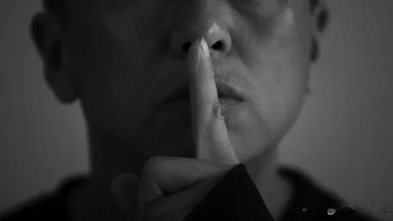 人到中年渐沉默
这是生活给“勋章”
年轻时
遇事爱和朋友吐槽
如今
话到嘴边却咽