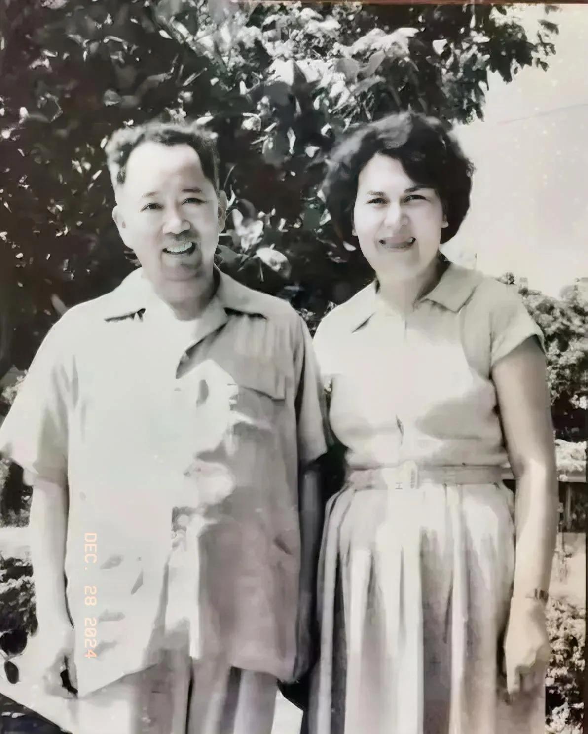 空军司令员刘亚楼上将与妻子翟云英的合影。