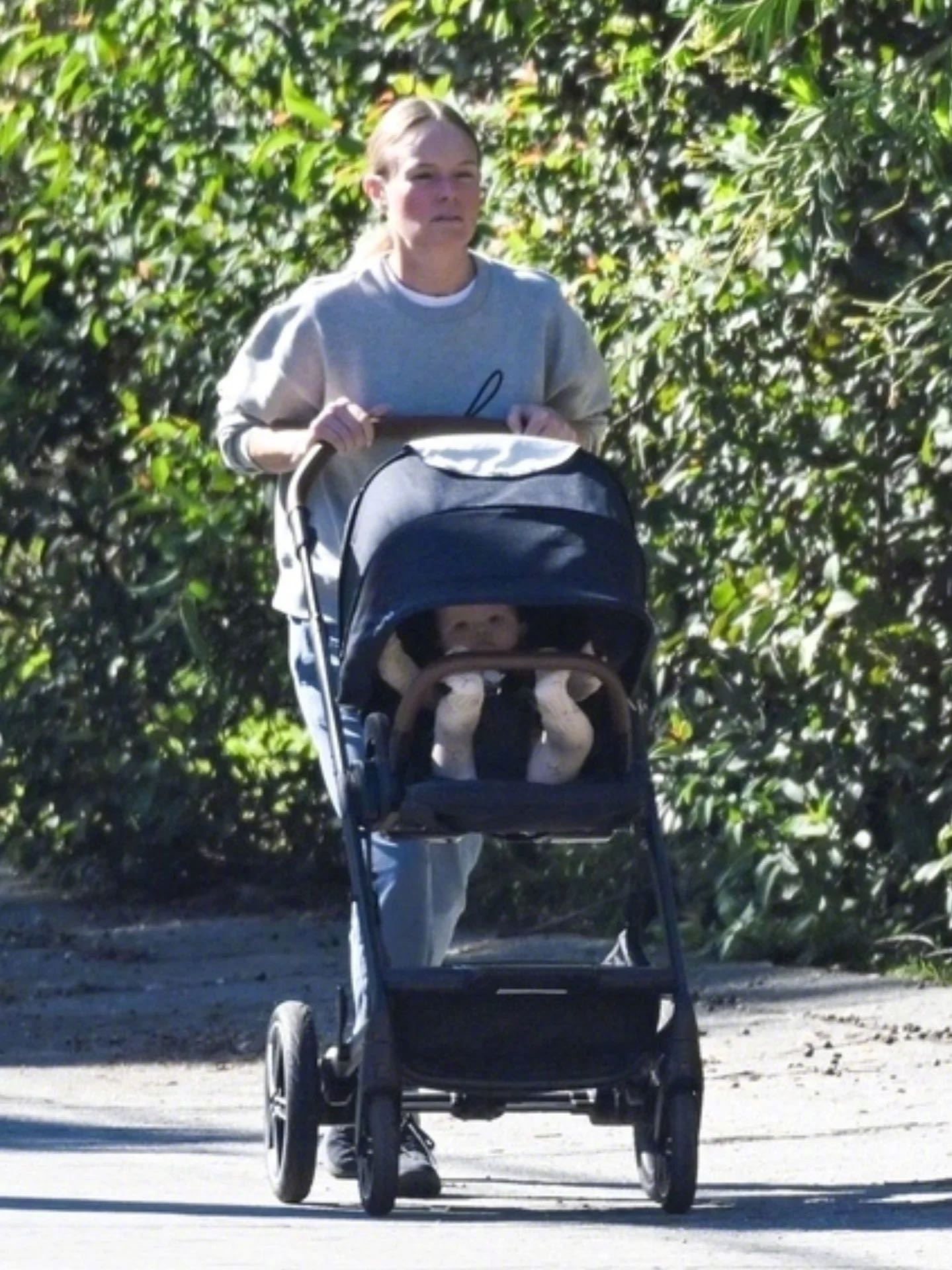 43岁的凯特·博斯沃斯和47岁的新任丈夫 贾斯汀·朗带着女儿外出被拍。两位是20