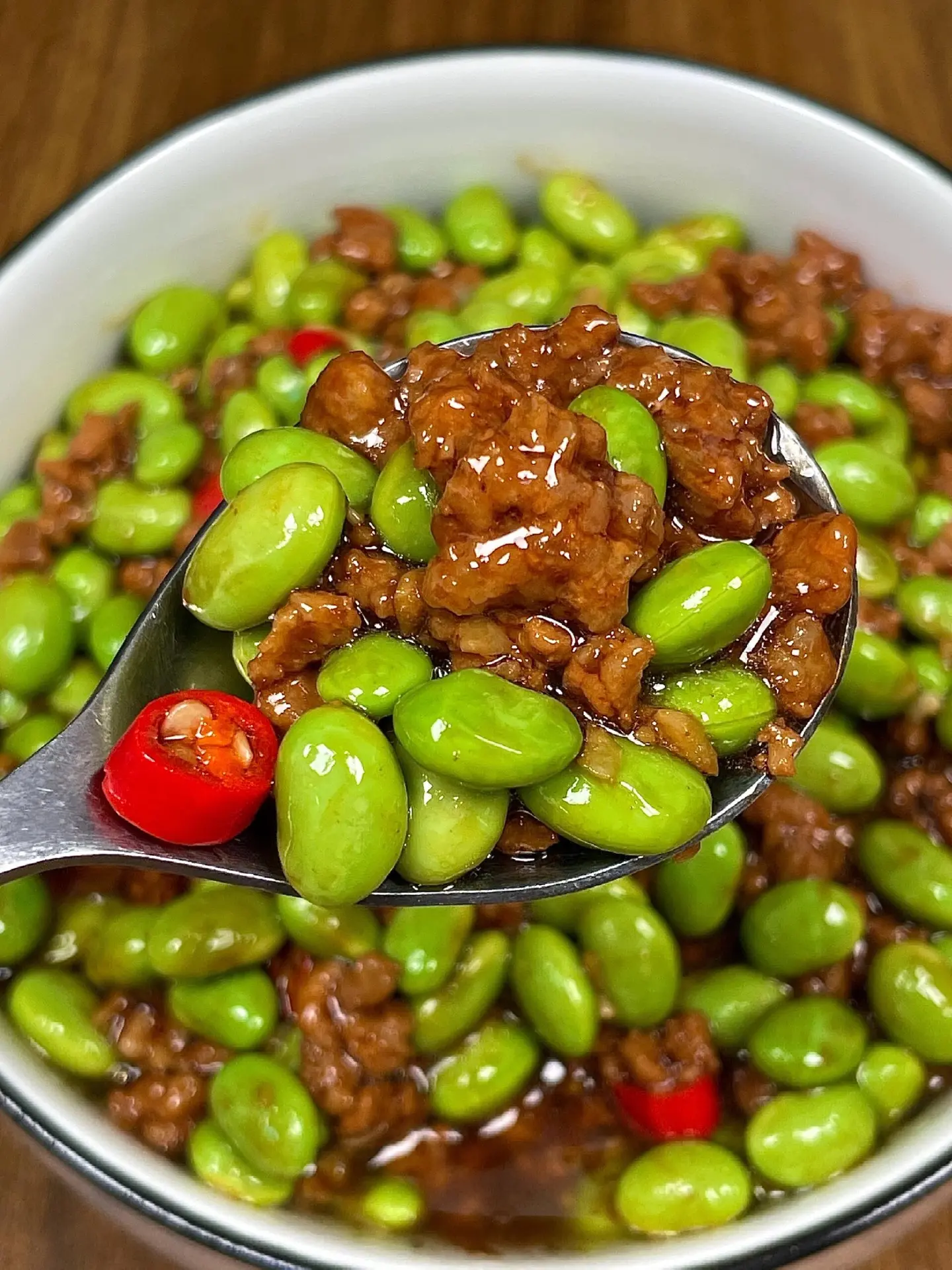 好吃又下饭的家常菜。今天分享一道家常美食，好吃又下饭。 肉沫炒毛豆。嘎...