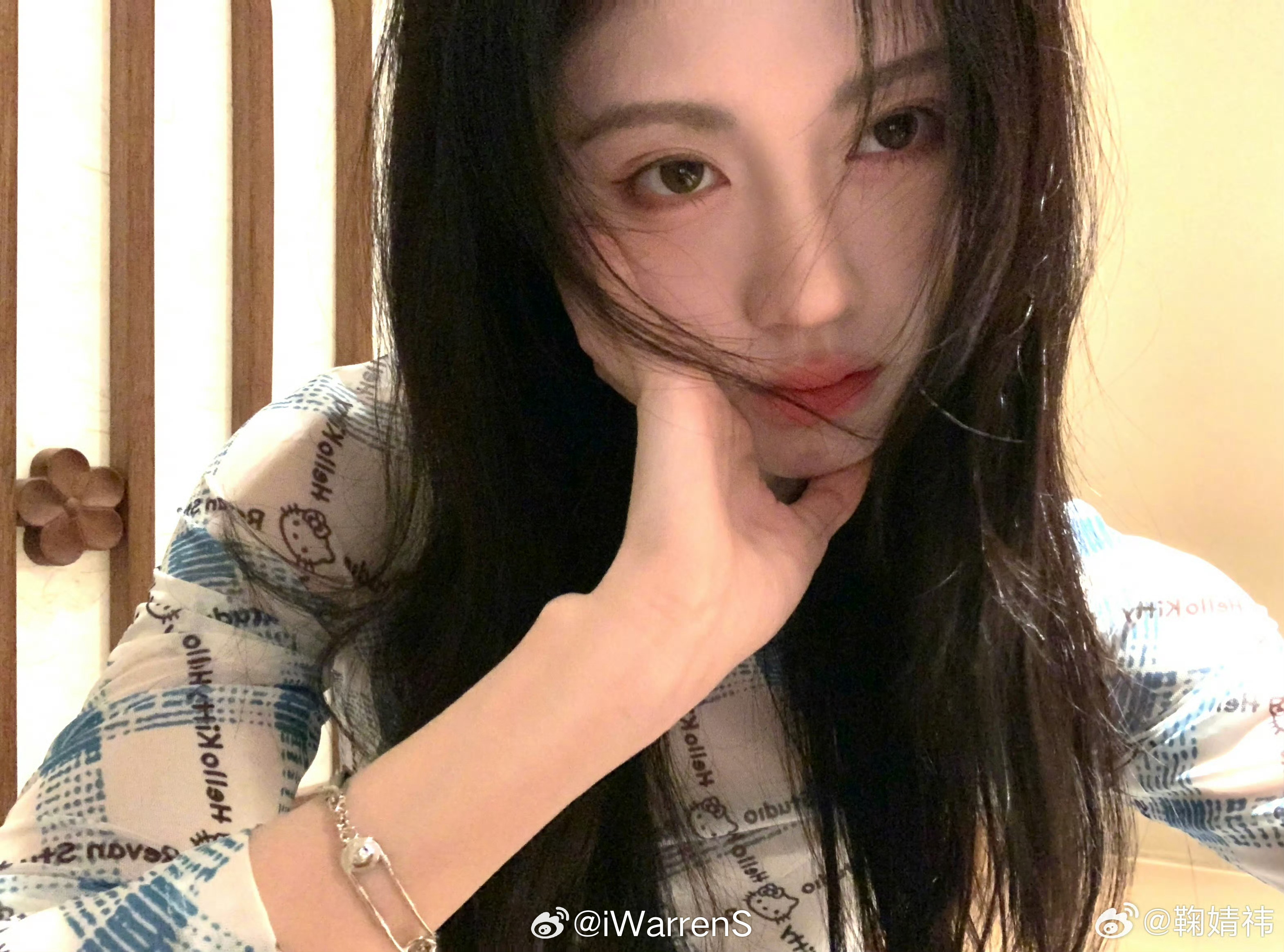 鞠婧祎HelloKitty上衣营业自拍来了，🍊太漂亮了吧！[期待] ​​​