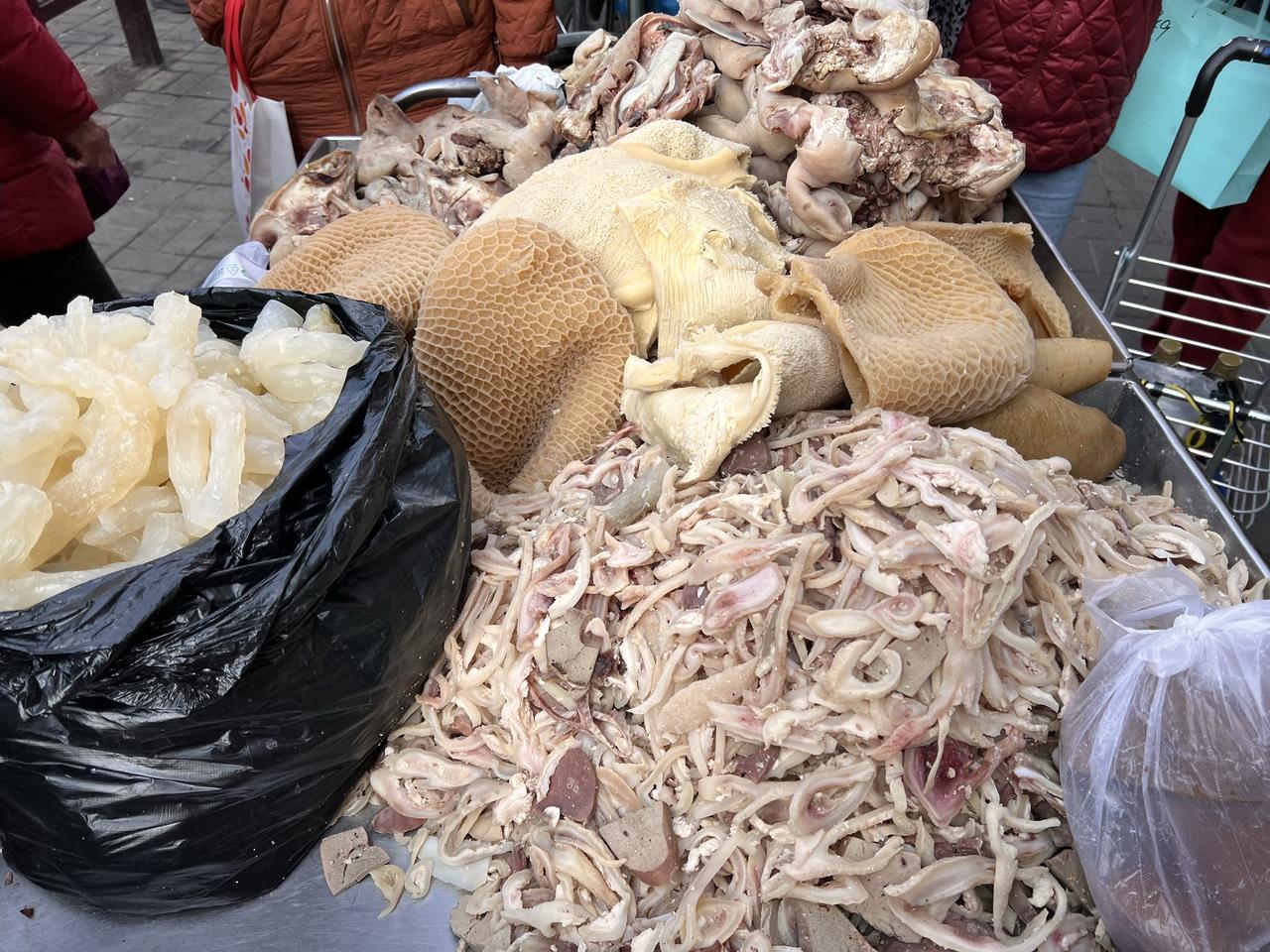 于海青：为何说越到春节这种小摊生意越火？这几年经济不是特别景气，大家口袋里的钱没