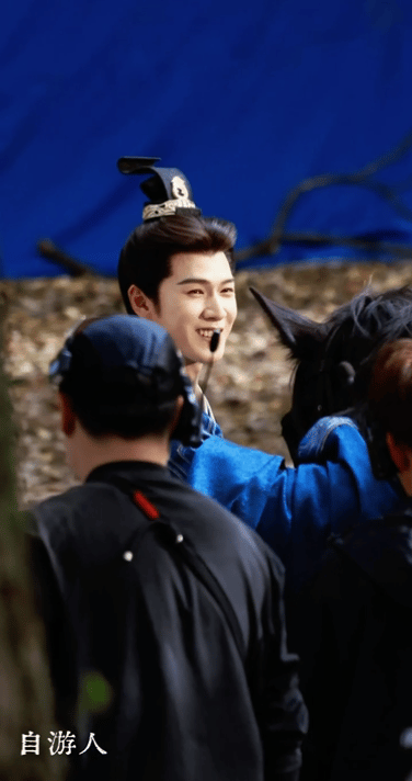 李昀锐掉马看他掉下马还轻轻拍马安抚，瞬间觉得这个人又温柔又靠谱李昀锐掉马后还安抚