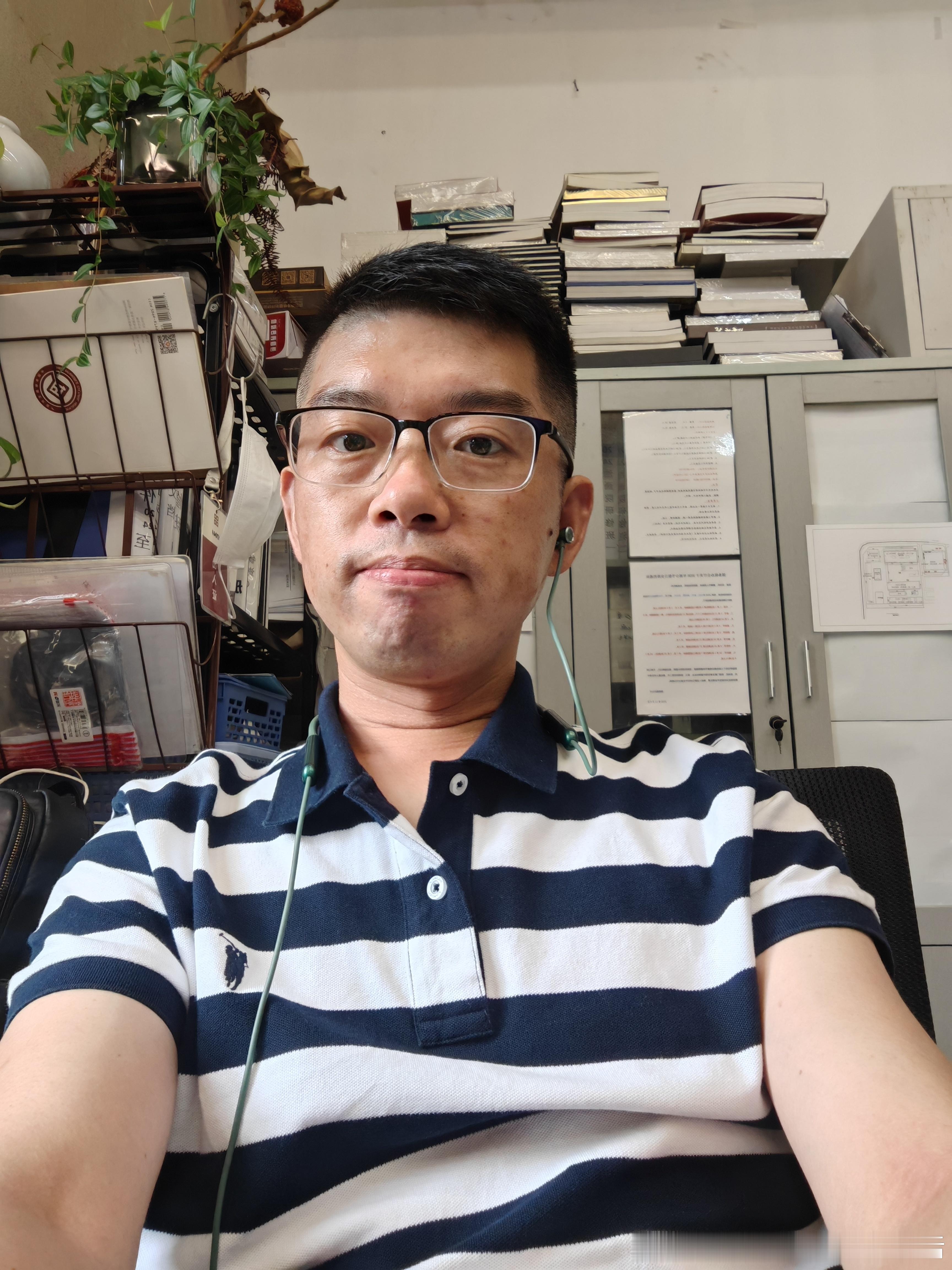 真的是一过四十岁不得不服老，需要戴眼镜了 
