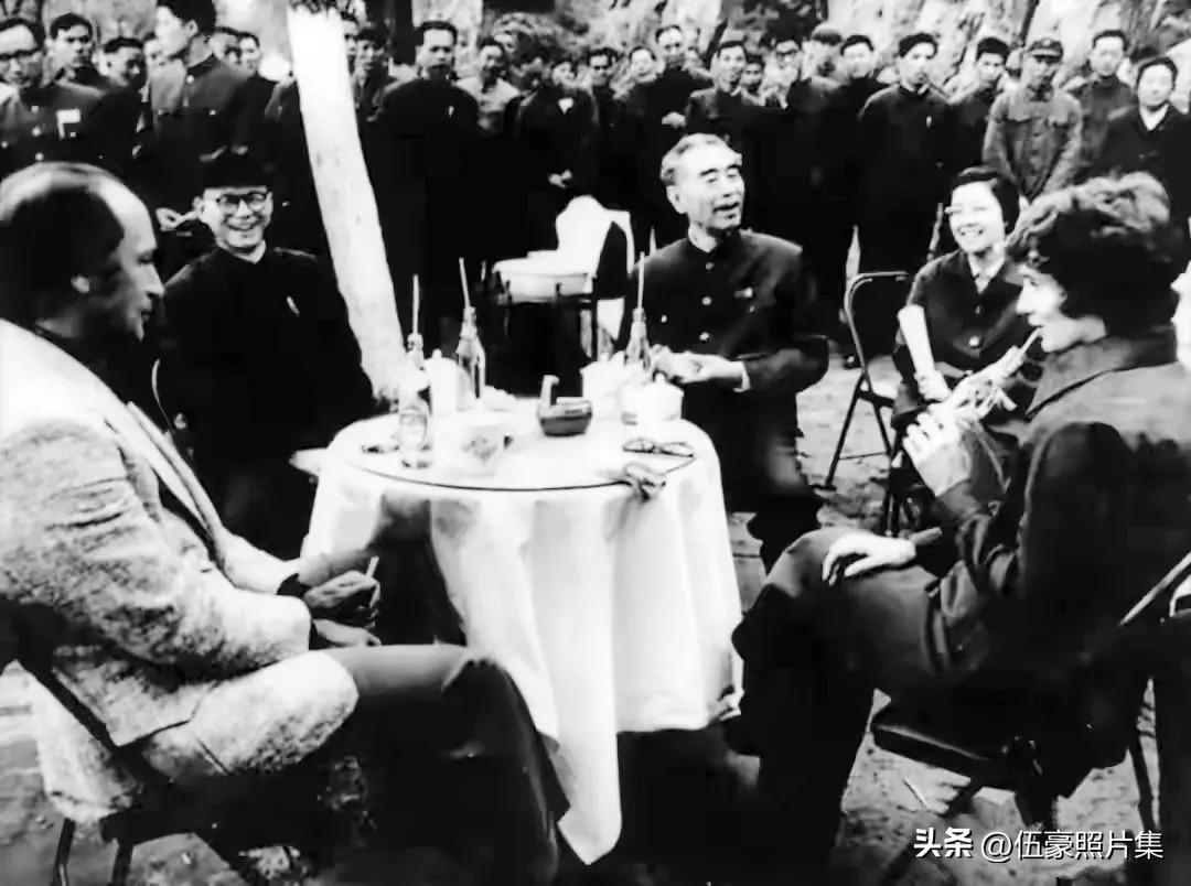 1973年10月14日，周恩来总理与河南省委书记耿起昌（左二），翻译唐闻生（右二