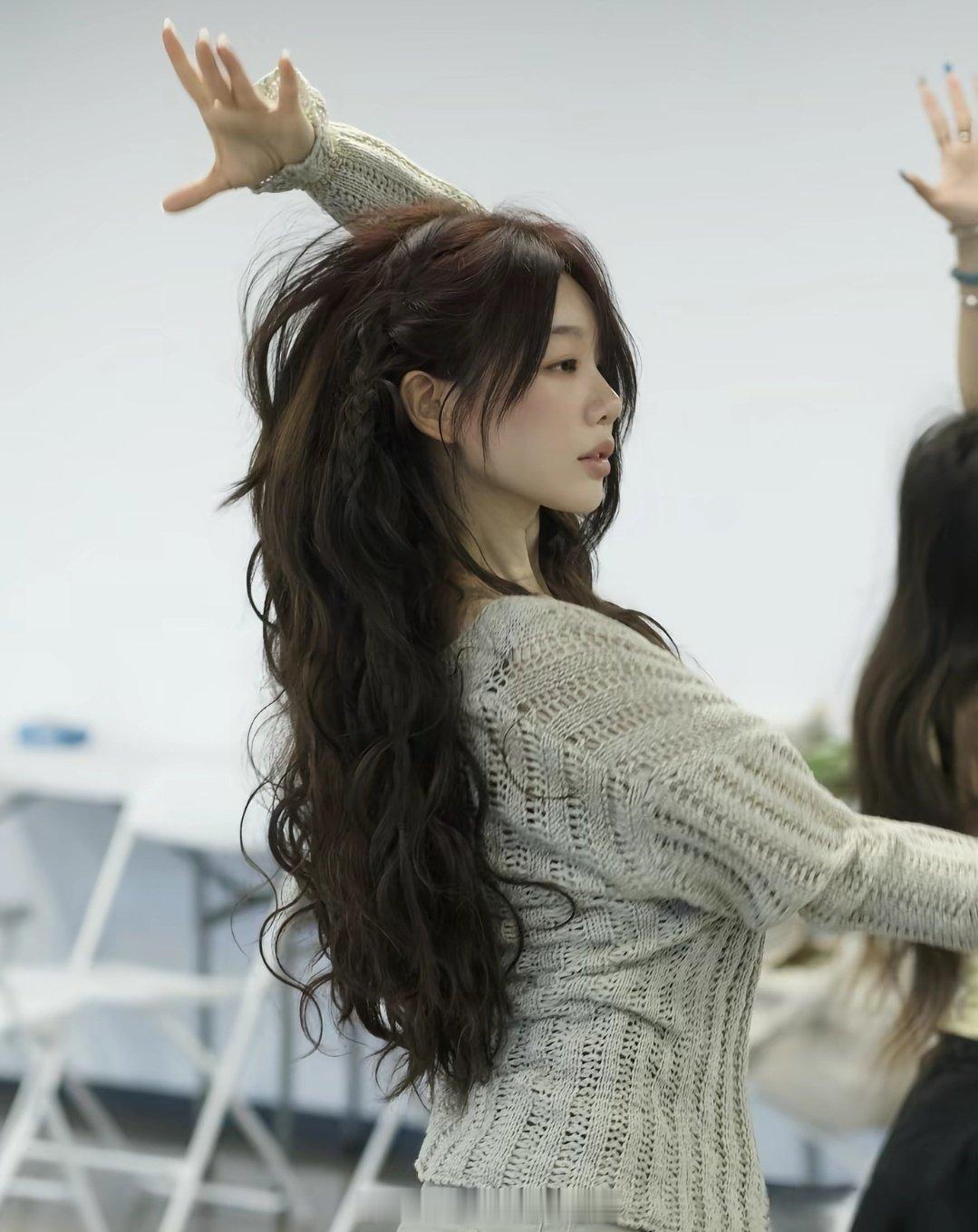 徐梦洁舞担小彩虹跳舞的实力，你们就相信吧，绝对不会让你们失望的。 