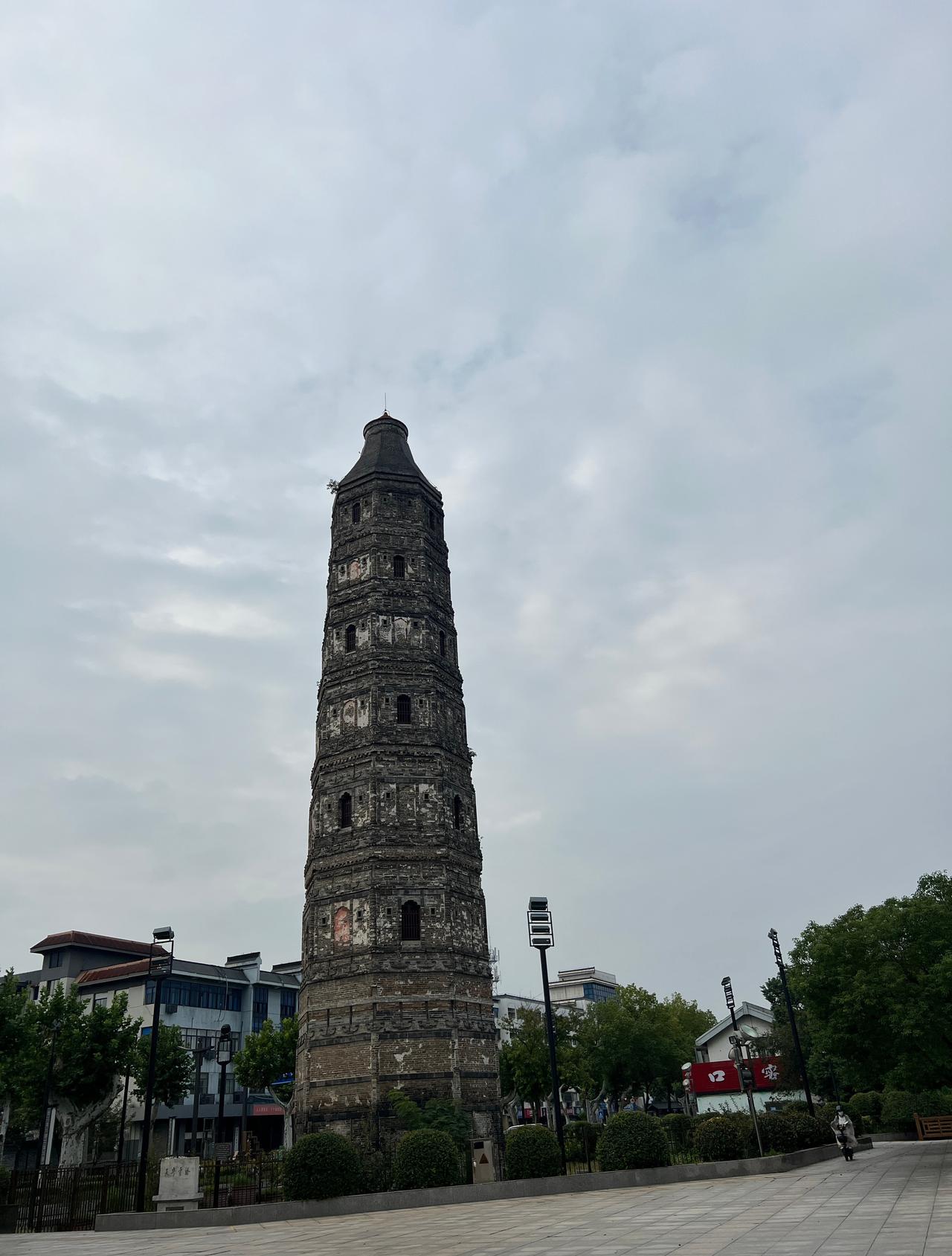 路过扬州时，看到一张网图，距离不过十公里，没有半秒迟疑的改导航下高速就去了，拍了
