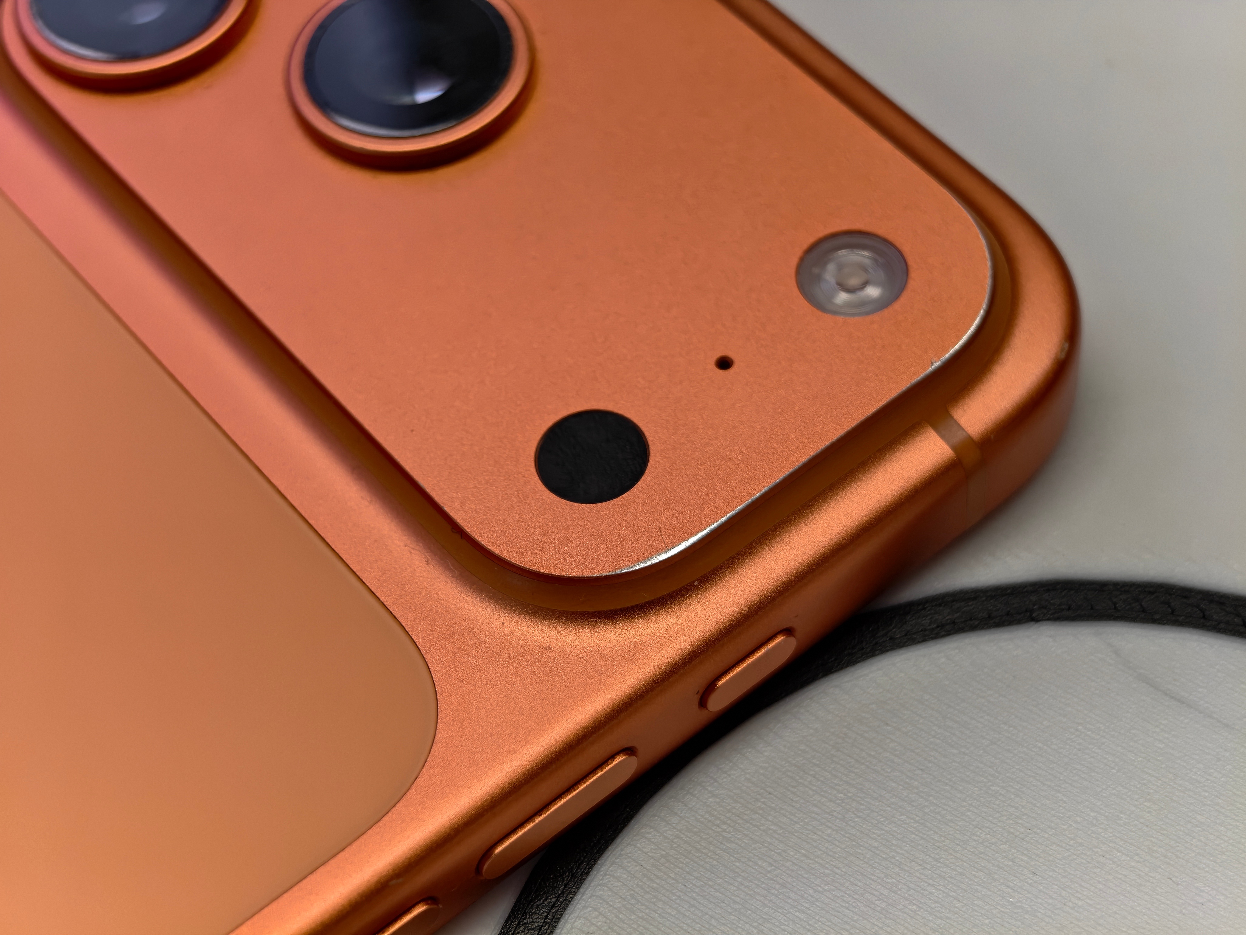 这代iPhone不适合裸奔，耐磨近几年最差吧 