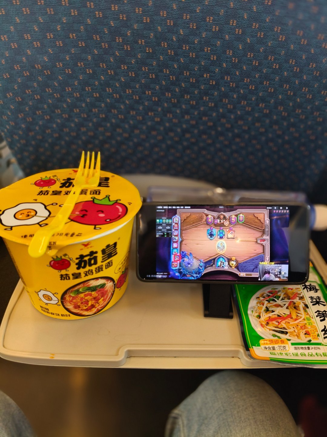 等了好久这个车厢都没第一个吃泡面的，只能我来！太香了！