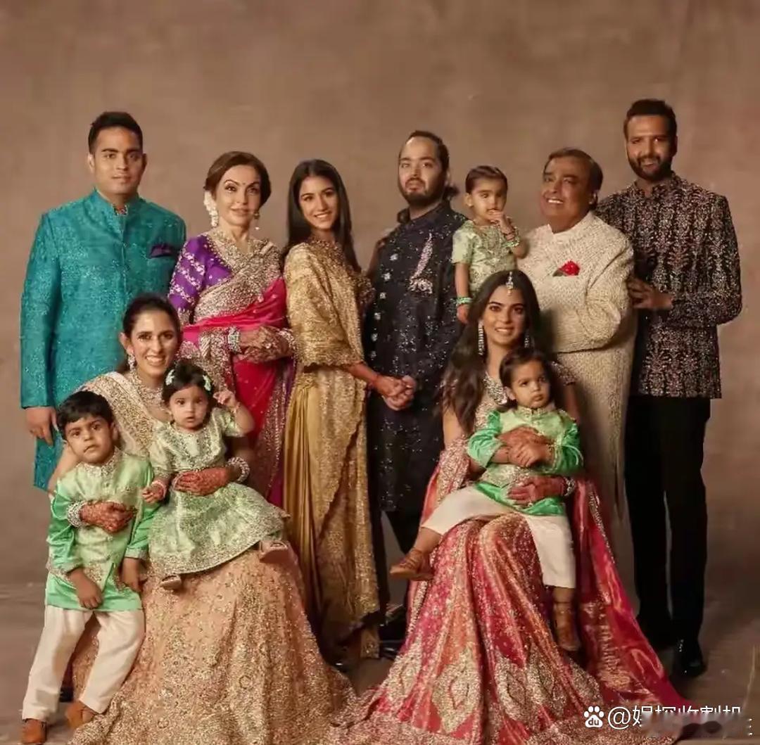 印度首富的全家福，有钱是有钱，但一家人看起来脏脏的，洗澡怎么洗都洗不干净的感觉…