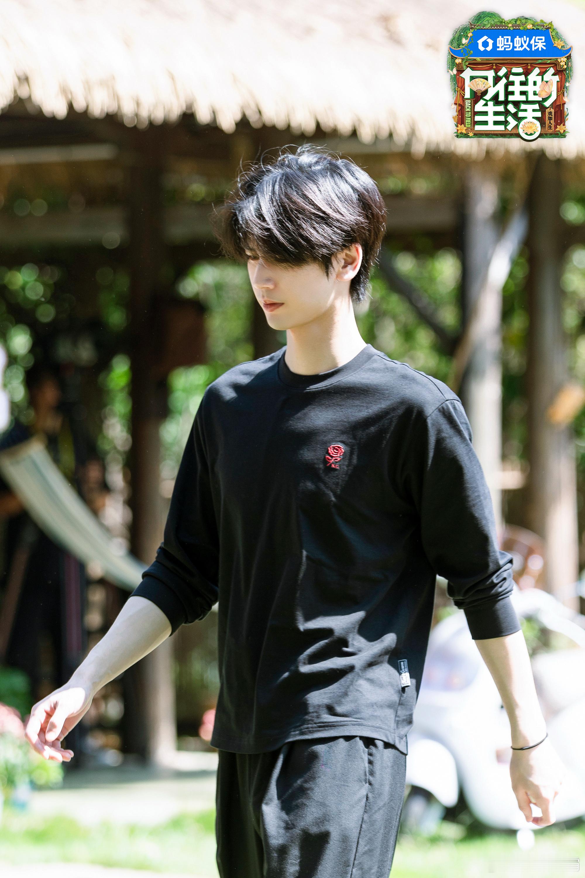 彭昱畅初遇张凌赫，瞬间被帅到，直说“真帅”！马頔也加入拍照大军，小赫赫这颜值是圈