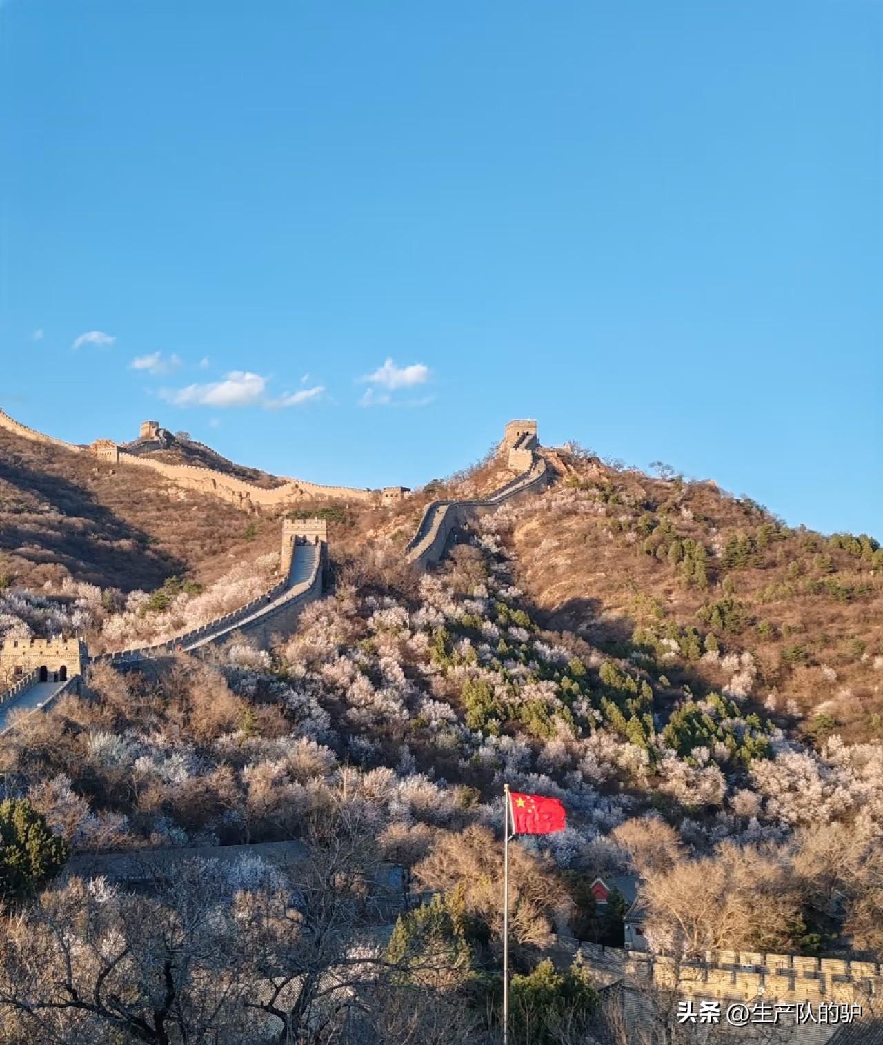 八达岭千万别盲目冲

白白浪费一整天，真正上山也就10分钟。提前买好缆车票，排了