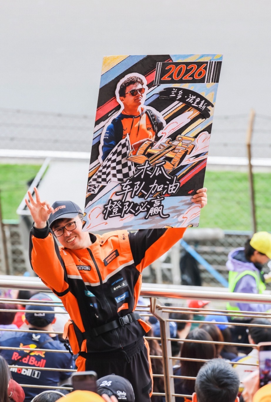 今天在F1决赛现场，亲眼见证了“撞衫奔现”。前段时间全网都在说淘宝闪购骑手服撞衫